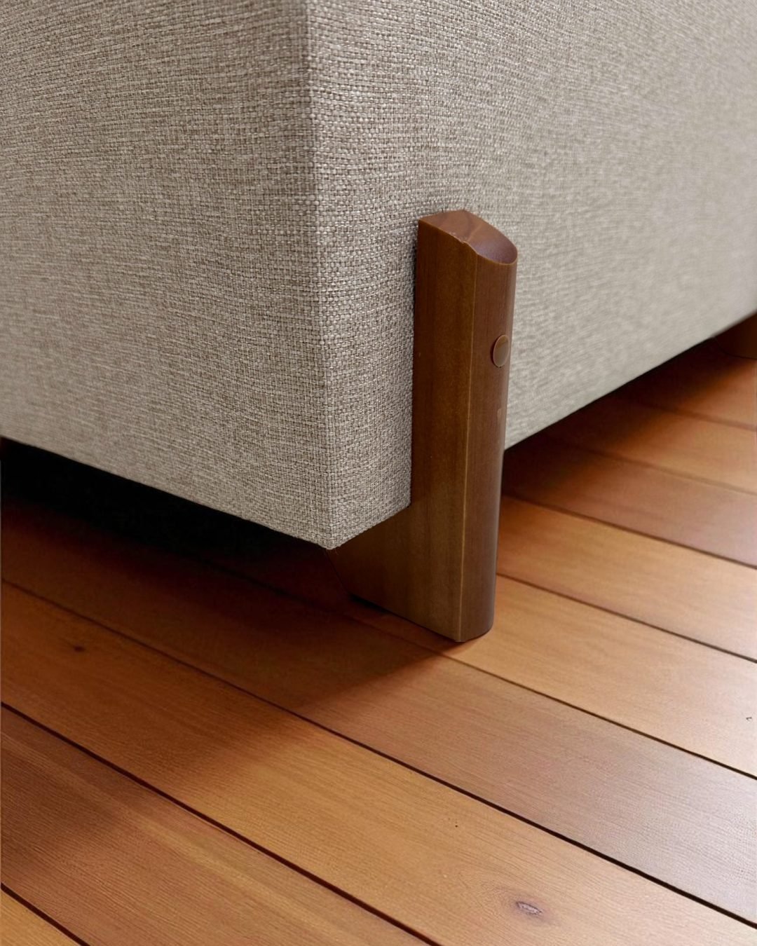 Puff Baú Linho Bege com pé de madeira pés