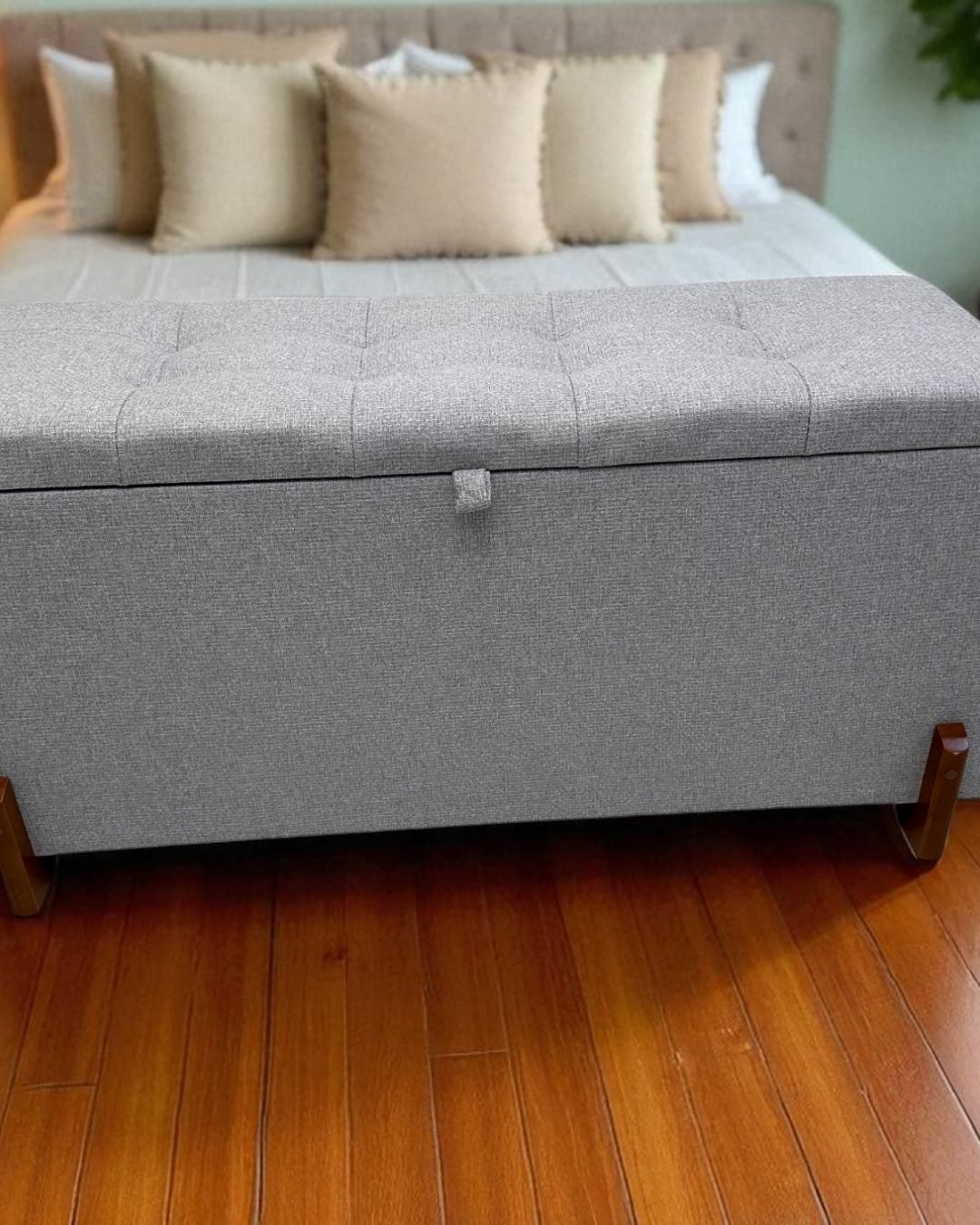 Puff Baú em Linho Nobre 1 metro cinza com Pé de Madeira